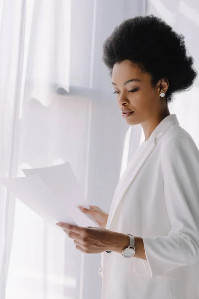 Приваблива Афроамериканська Бізнес Леді Читає Документи Офісі — стокове фото