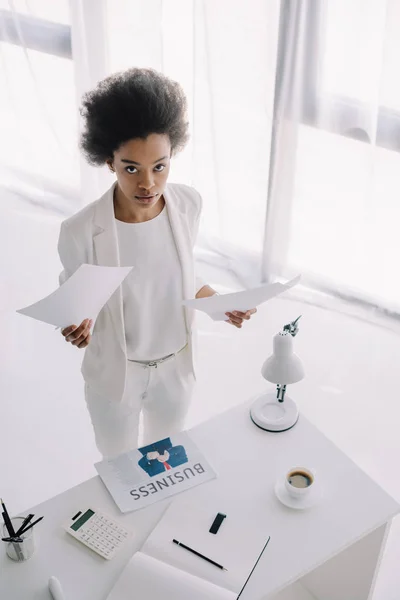 Vista Ángulo Alto Atractiva Mujer Negocios Afroamericana Con Documentos Oficina — Foto de stock gratuita