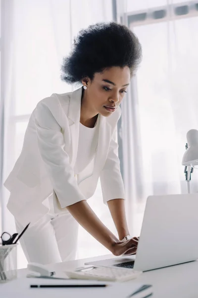 Atractiva Mujer Negocios Afroamericana Utilizando Ordenador Portátil Oficina — Foto de Stock