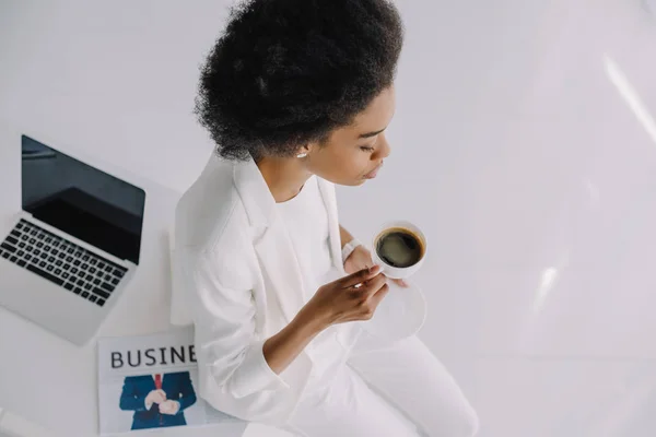 Visão Alto Ângulo Atraente Mulher Negócios Afro Americana Sentada Mesa — Fotografia de Stock