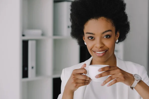 Séduisante Femme Affaires Afro Américaine Tenant Une Tasse Café Regardant — Photo