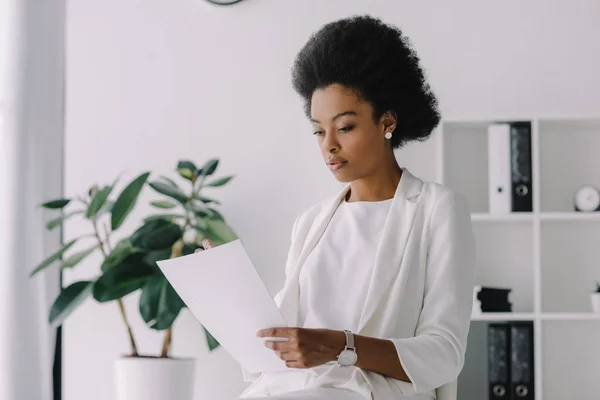 Atractiva Mujer Negocios Afroamericana Leyendo Documento Oficina — Foto de Stock