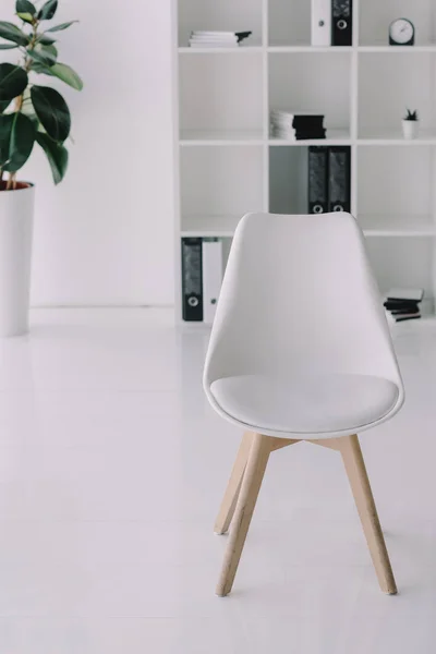 Cadeira Branca Local Trabalho Luz Moderna — Fotografia de Stock