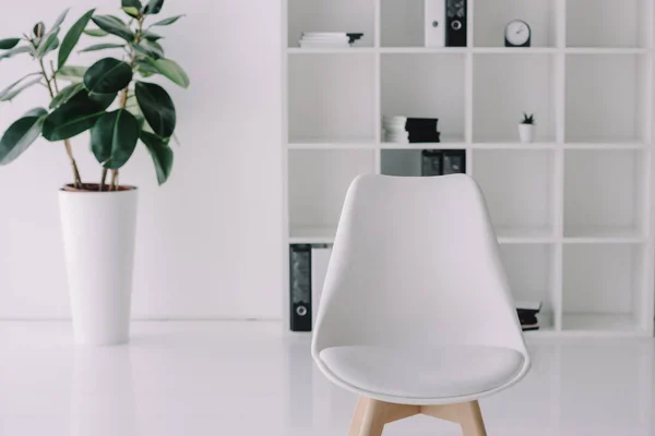 Λευκή Καρέκλα Μοντέρνα Φως Γραφείο — Φωτογραφία Αρχείου
