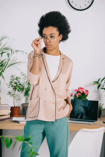 Attractive African American Businesswoman Standing Table Office Touching Glasses — Free Stock Photo