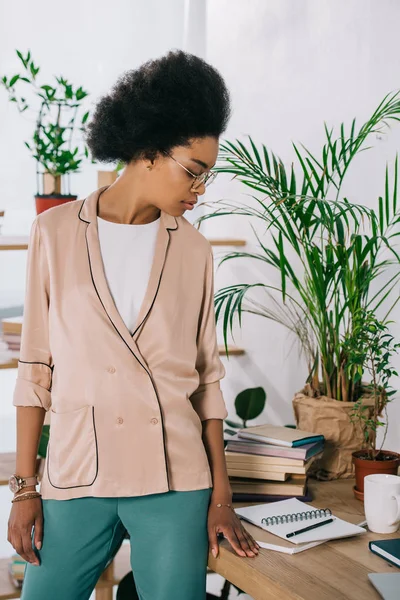 Atractiva Mujer Negocios Afroamericana Pie Cerca Mesa Oficina Mirando Los — Foto de Stock