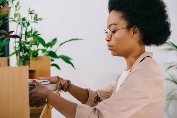 Visão Lateral Atraente Mulher Negócios Afro Americana Levando Livros Prateleiras — Fotografia de Stock