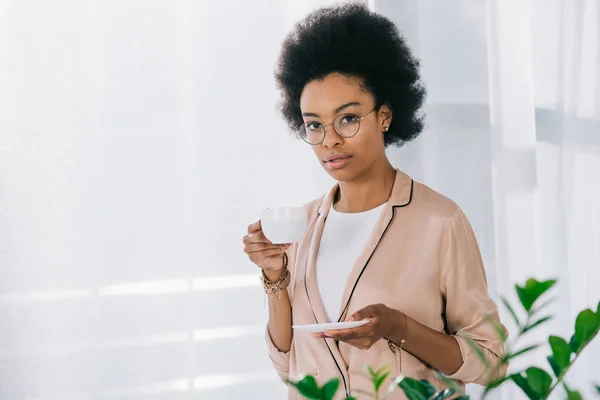Aantrekkelijke Afro Amerikaanse Zakenvrouw Drinken Koffie Office — Gratis stockfoto