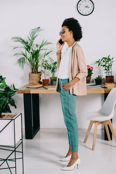 Vista Lateral Atractiva Mujer Negocios Afroamericana Hablando Por Teléfono Inteligente — Foto de stock gratis