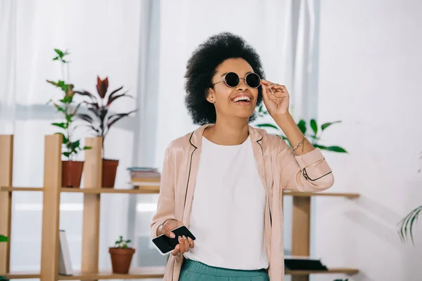 Lachen Aantrekkelijke Afro Amerikaanse Zakenvrouw Zonnebrillen Kantoor — Stockfoto