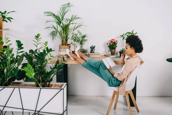 Vista Lateral Atractiva Mujer Negocios Afroamericana Sosteniendo Cuaderno Lápiz Oficina — Foto de Stock