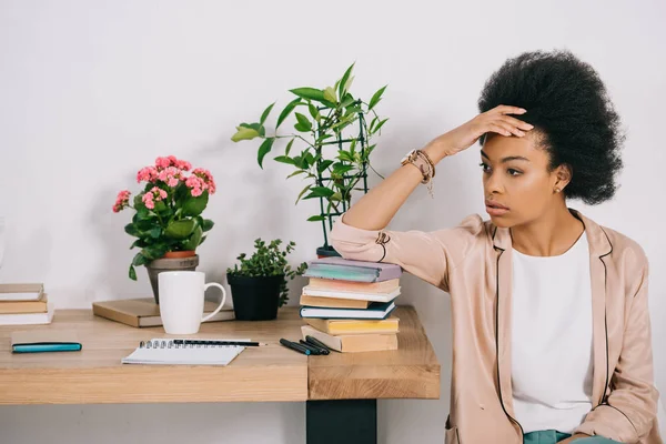 Atractiva Mujer Negocios Afroamericana Tocando Cabeza Mirando Hacia Otro Lado —  Fotos de Stock