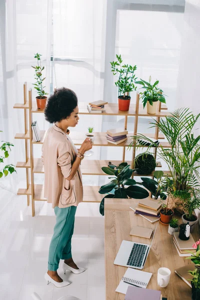 Atractiva Mujer Negocios Afroamericana Beber Café Durante Pausa Café Oficina —  Fotos de Stock