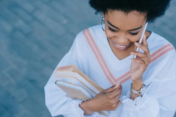 Smartphone Tarafından Sokakta Konuşmak Çekici Afro Amerikan Işkadını Yüksek Açılı — Stok fotoğraf