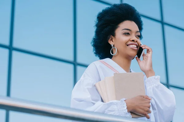 Alacsony Szög Kilátás Vonzó Afro Amerikai Üzletasszony Beszél Smartphone Utcában — Stock Fotó