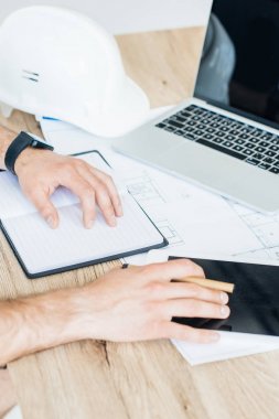 kişinin dijital tablet işyerinde kullanma Kısmi görünümü 