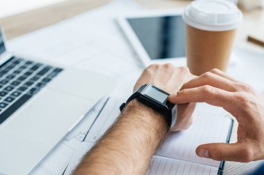 İşyerinde, kırpılmış smartwatch atış kullanan kişi seçici odak