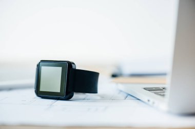 smartwatch ve laptop işyerinde görmek