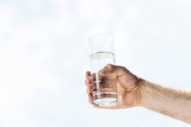bardak bardak taze su tutan insan eli kırpılmış
