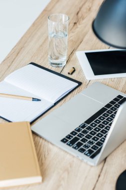 dizüstü bilgisayar, dijital tablet, su ve defter işyerinde görmek 