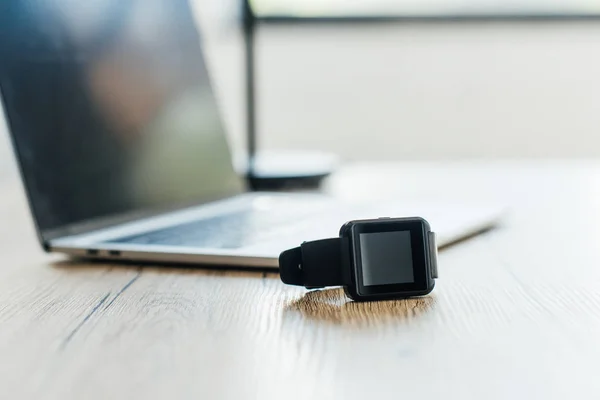 Vue Rapprochée Smartwatch Ordinateur Portable Sur Table Bois Mise Point — Photo gratuite