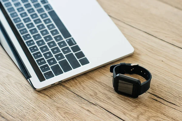 Close View Smartwatch Laptop Wooden Table — Free Stock Photo
