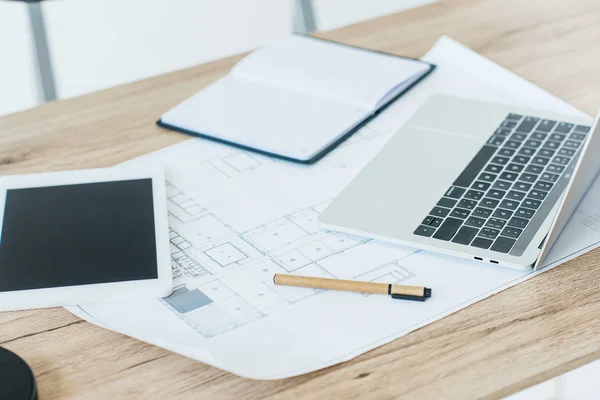 Vergrote Weergave Van Digitale Tablet Blauwdruk Laptop Notitieboekjecomputer Tafel — Stockfoto