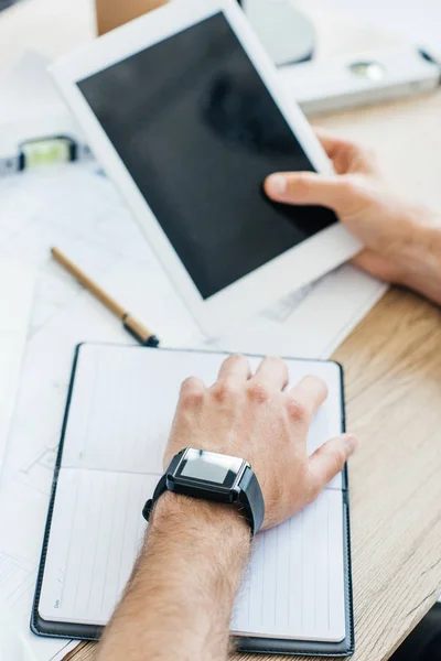 Tiro Recortado Pessoa Usando Smartwatch Usando Tablet Digital Local Trabalho — Fotografia de Stock