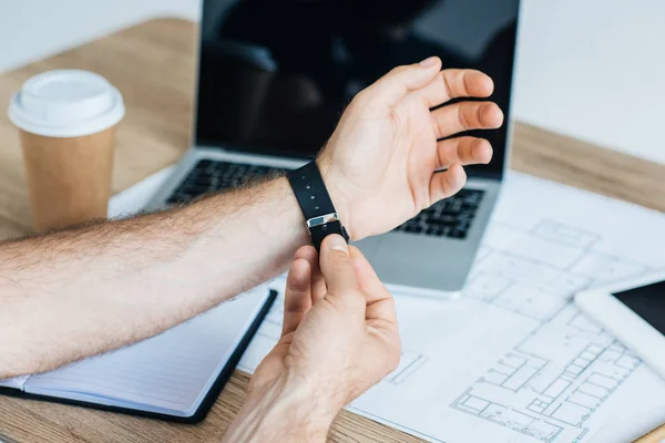 Cropped Shot Person Wearing Smartwatch Workplace — Free Stock Photo