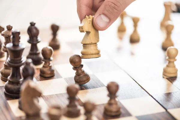 Tiro Recortado Mão Humana Jogando Xadrez Foco Seletivo — Fotografia de Stock