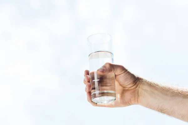 Bijgesneden Schot Van Menselijke Hand Hebt Glas Vers Water — Stockfoto