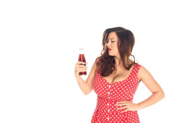 çekici artı boyutu kadın üzerinde beyaz izole soda şişe