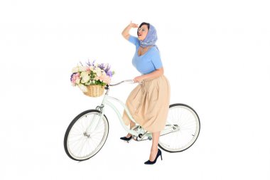 Bisiklet üzerinde oturan ve Dış saha üzerinde izole beyaz görünümlü kadın şık PIN görünümünü tam uzunlukta