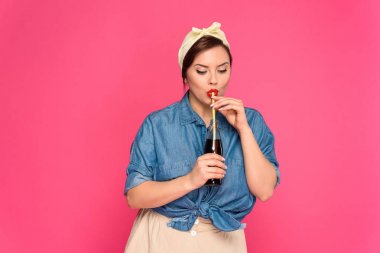 güzel boyutu artı PIN serinletici içecek içme kadın pink izole