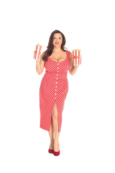 白で隔離のポップコーンの箱を浮かべてプラスサイズの赤いドレスの女性 — ストック写真