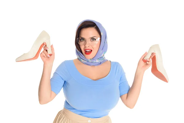 Красива Жінка Окулярах Тримає Стильне Взуття Дивиться Камеру Ізольовано Білому — стокове фото