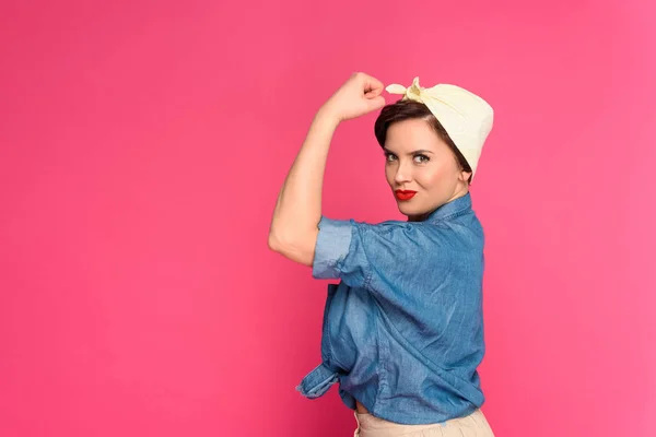 Fraai Formaat Pin Vrouw Tonen Van Spieren Glimlachend Camera Geïsoleerd — Stockfoto