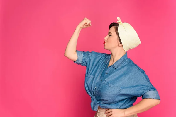 Attraktive Größe Pin Frau Zeigt Muskeln Isoliert Auf Rosa — Stockfoto
