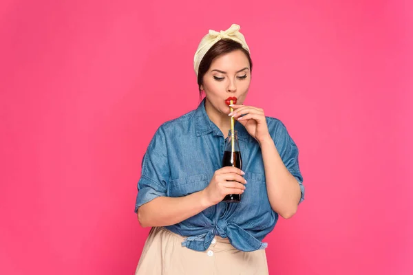 Tamanho Bonito Mais Pin Mulher Bebendo Bebida Refrescante Isolado Rosa — Fotografia de Stock