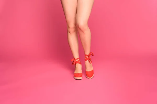 Частковий Вид Красиві Жіночі Ноги Червоному Взутті Ізольовані Рожевому — стокове фото