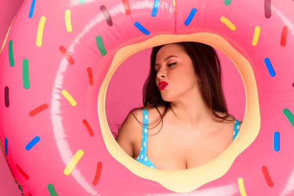 Beautiful Brunette Woman Swimwear Blowing Kiss Inflatable Ring — Stock Photo, Image