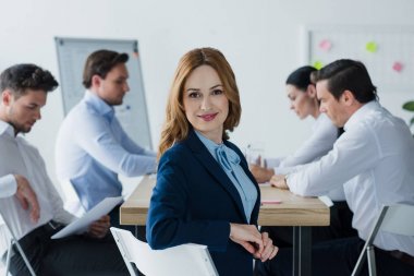 iş kadını ve office işyerinde meslektaşları gülümseyen seçici odak