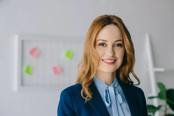 Retrato Mujer Negocios Sonriente Ropa Formal Mirando Cámara Oficina — Foto de Stock