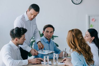 ofiste işyerinde iş eğitim sahip iş arkadaşları