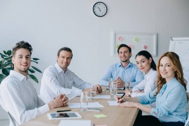 office işyerinde iş arkadaşları gülümseyerek portresi