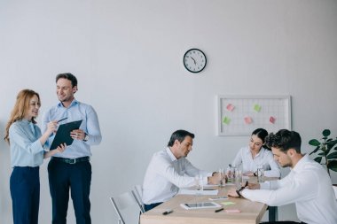 tartışma iş eğitimi sırasında ofiste iş arkadaşları