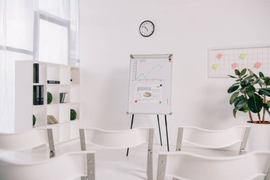 beyaz boş sandalye ve grafik ofis, iş eğitim kavramı ile beyaz tahta