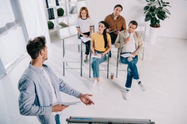 iş adamları iş Eğitim Office sırasında akıl hocası dinlerken kısmi görünümü