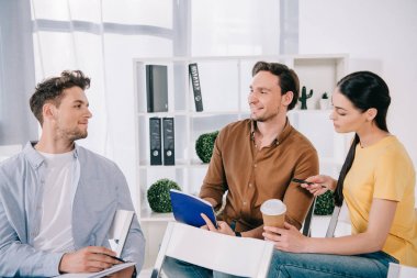 Grup iş adamları iş Eğitim Office, dizüstü bilgisayarlar ile