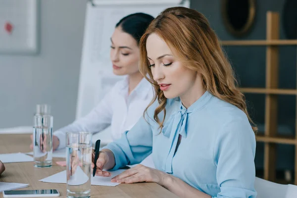 Foco Seletivo Das Mulheres Negócios Que Fazem Anotações Local Trabalho — Fotografia de Stock